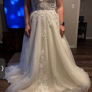 Elegant White Lace Wedding Dress